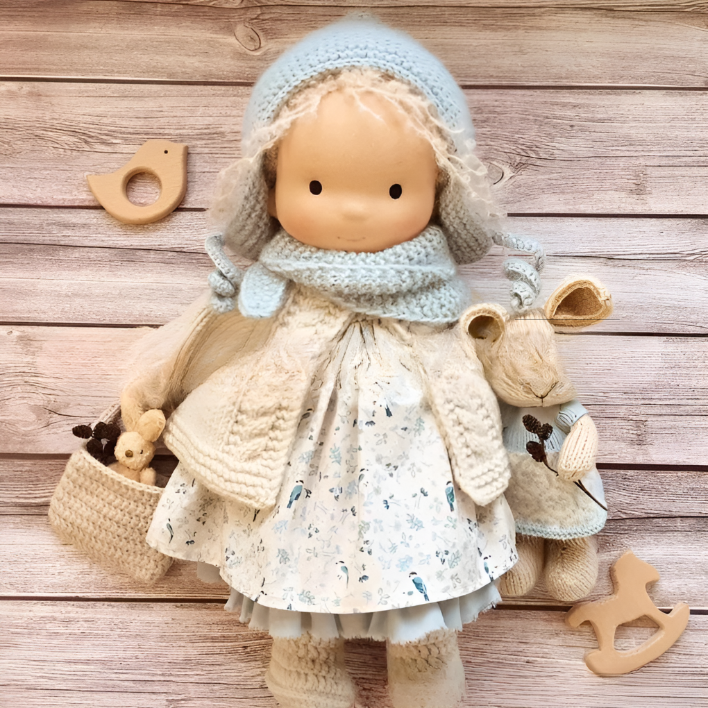Poupée Waldorf câline avec gilet en maille douce