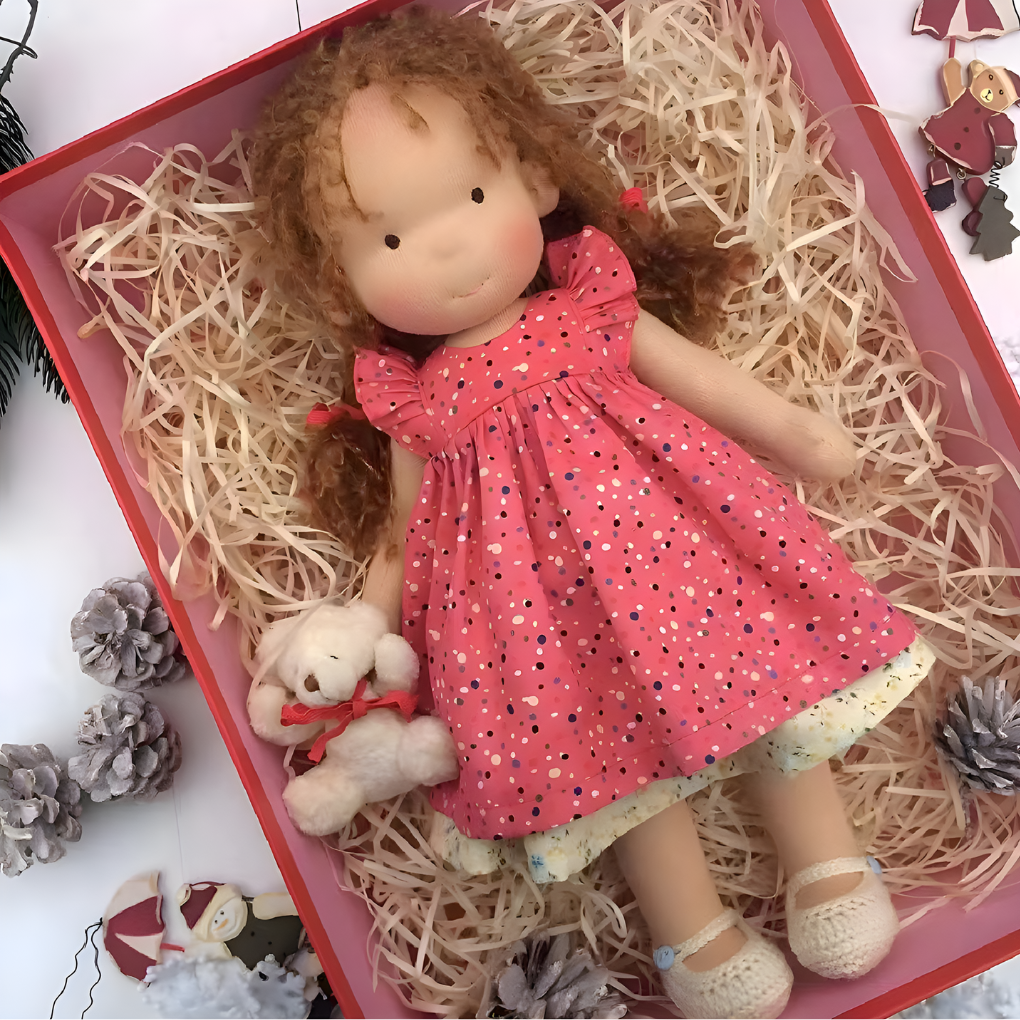 Poupée Waldorf câline avec gilet en maille douce