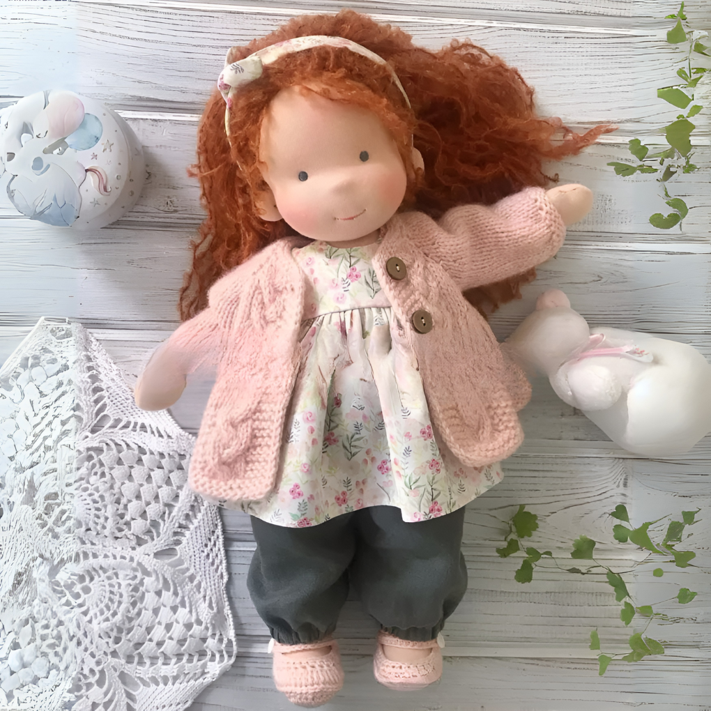 Poupée Waldorf câline avec gilet en maille douce