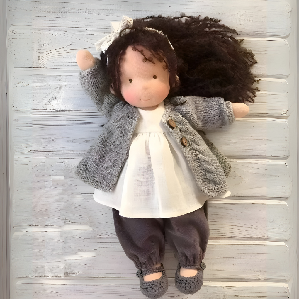 Poupée Waldorf câline avec gilet en maille douce