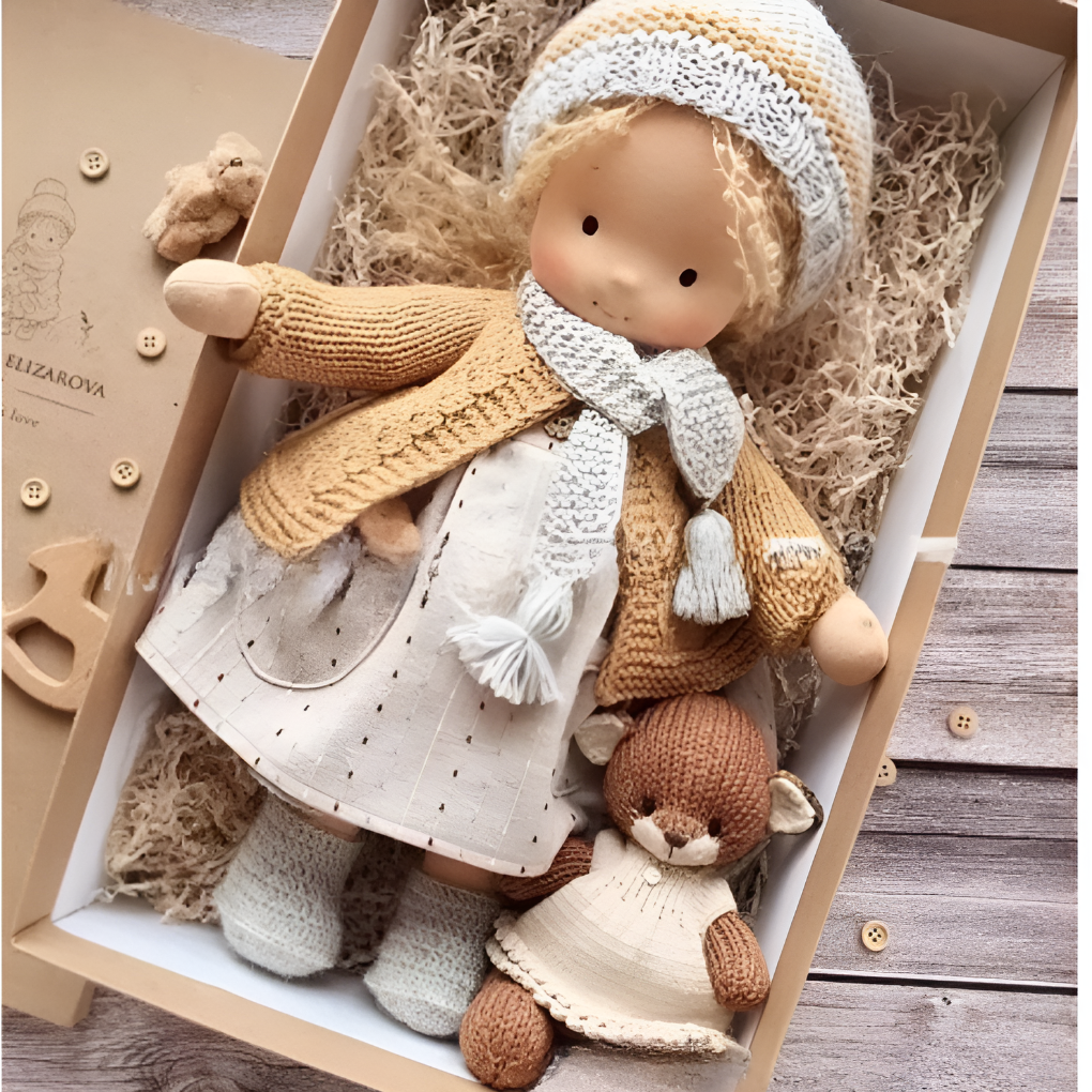 Poupée Waldorf câline avec gilet en maille douce