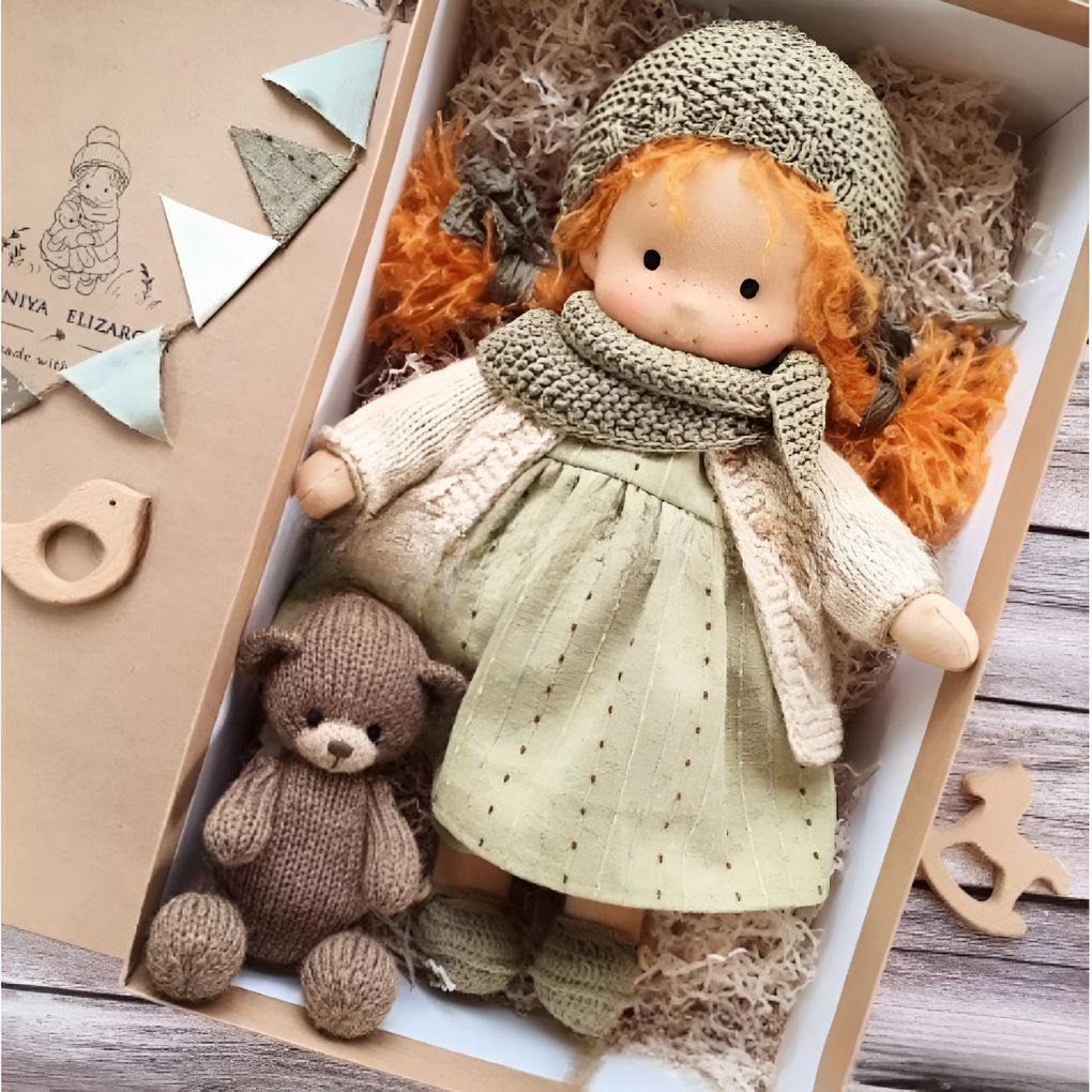 Poupée Waldorf câline avec gilet en maille douce