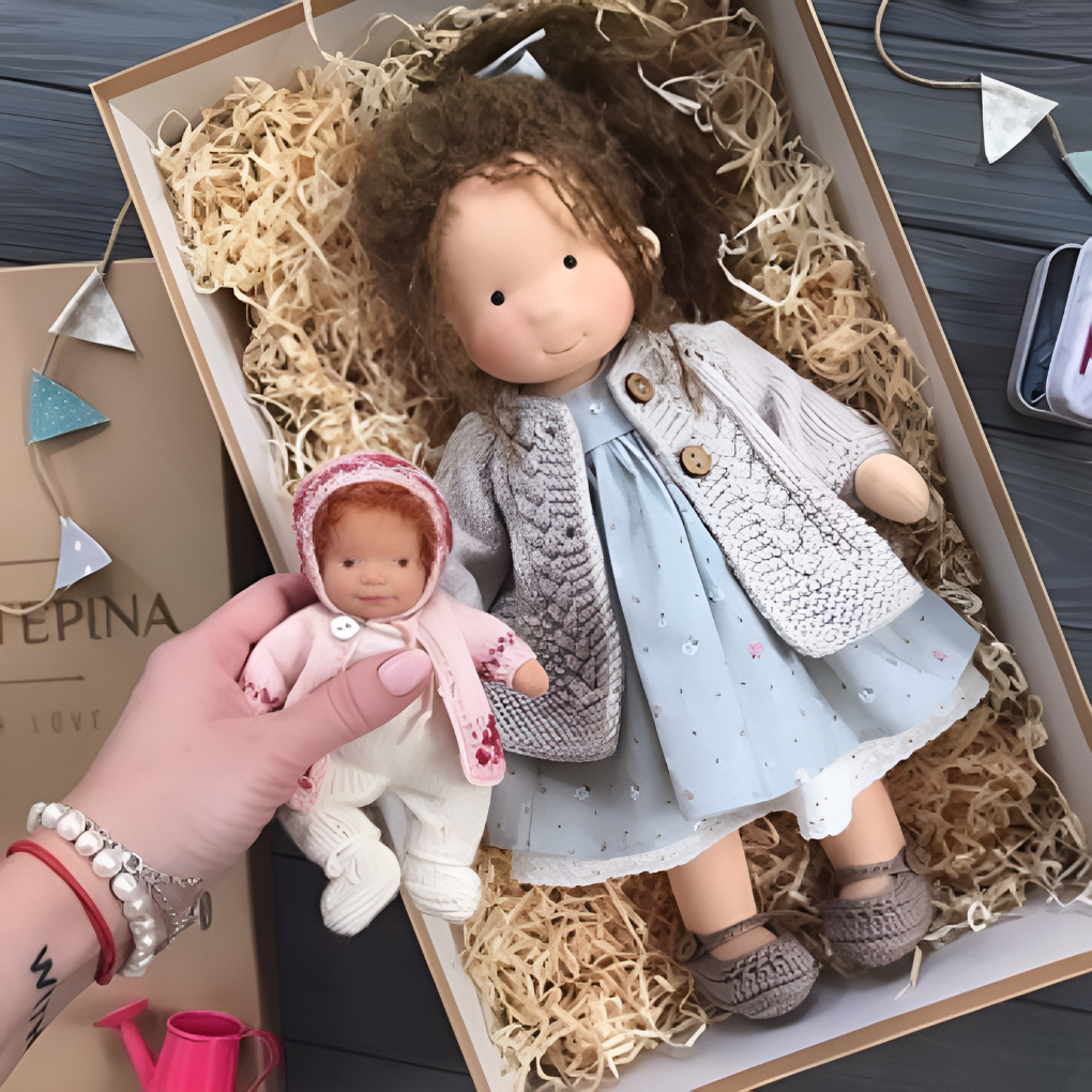 Poupée Waldorf câline avec gilet en maille douce