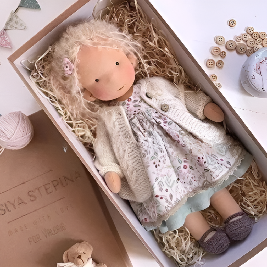 Poupée Waldorf câline avec gilet en maille douce
