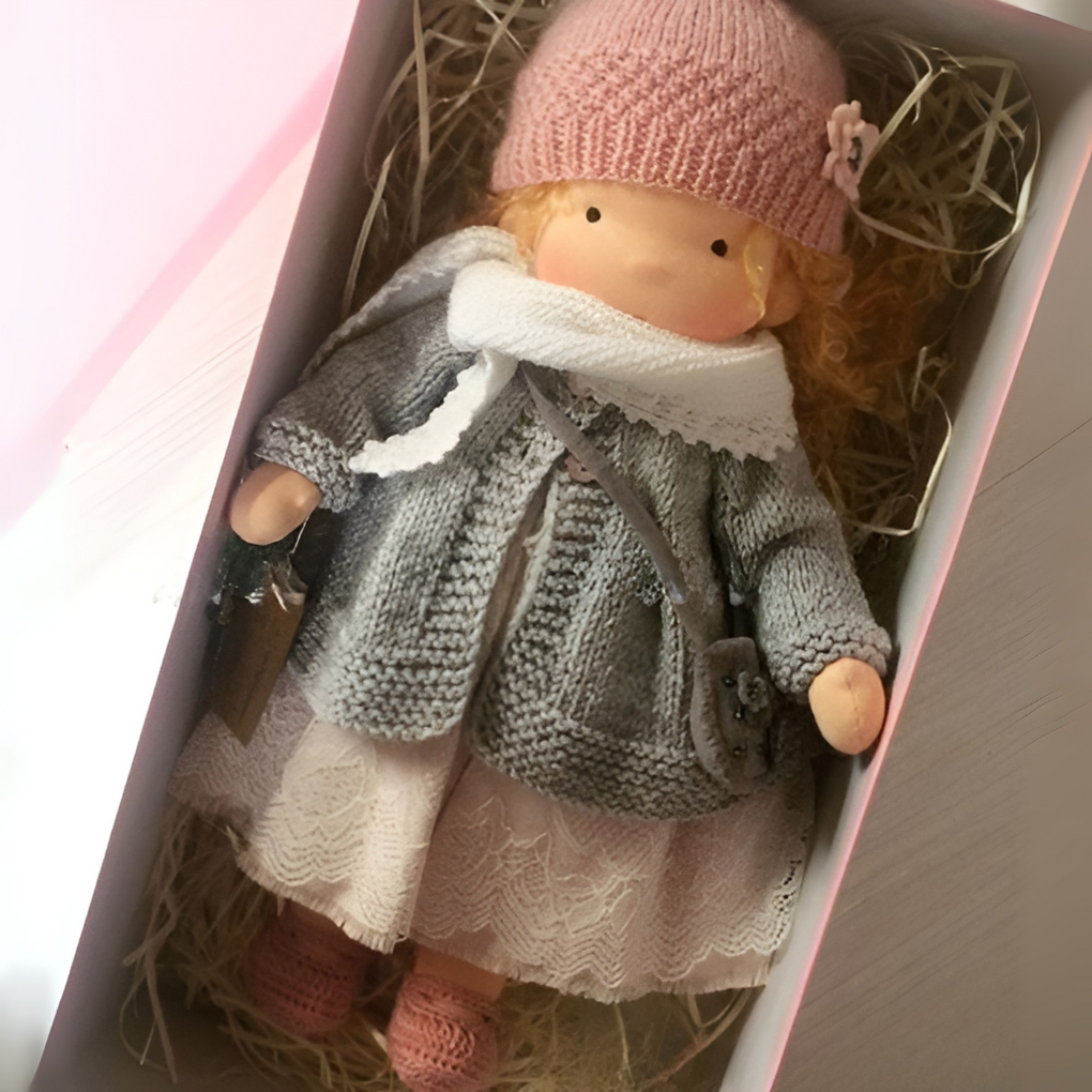 Poupée Waldorf câline avec gilet en maille douce