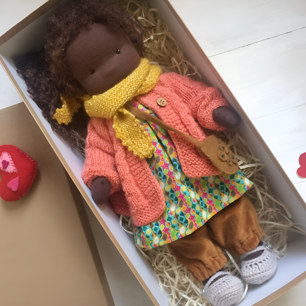 Poupée Waldorf câline avec gilet en maille douce