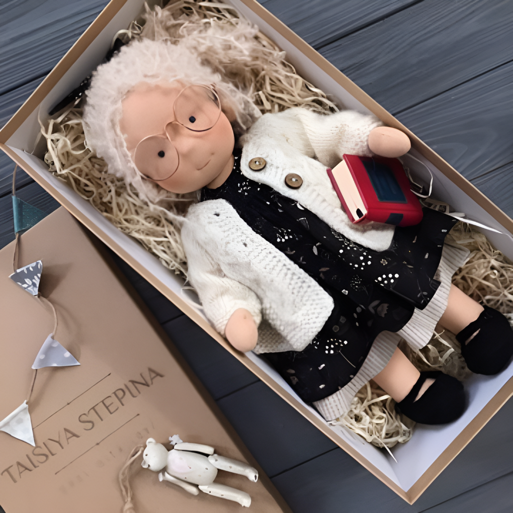 Poupée Waldorf câline avec gilet en maille douce
