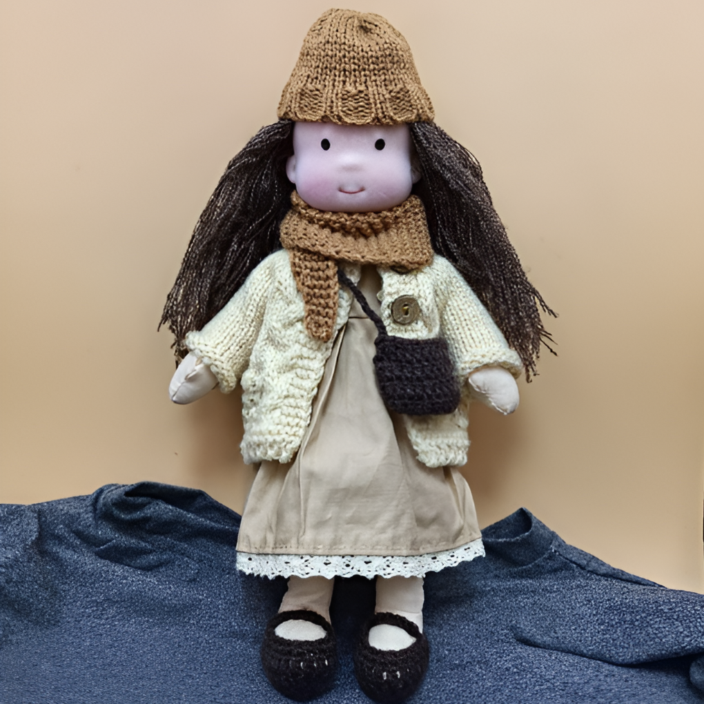 Poupée Waldorf câline avec gilet en maille douce