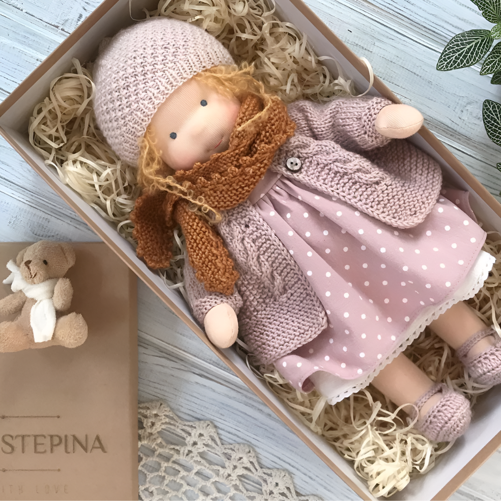 Poupée Waldorf câline avec gilet en maille douce