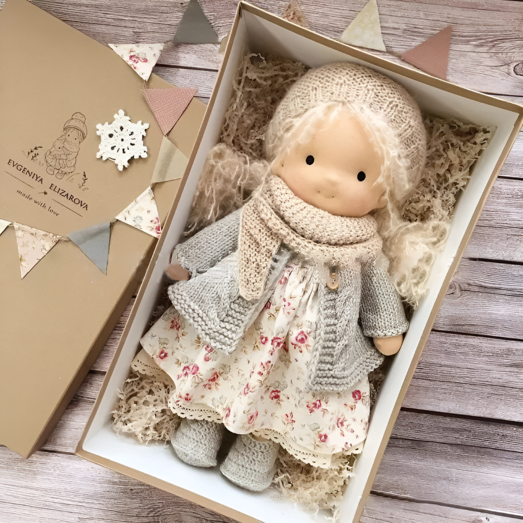 Poupée Waldorf câline avec gilet en maille douce