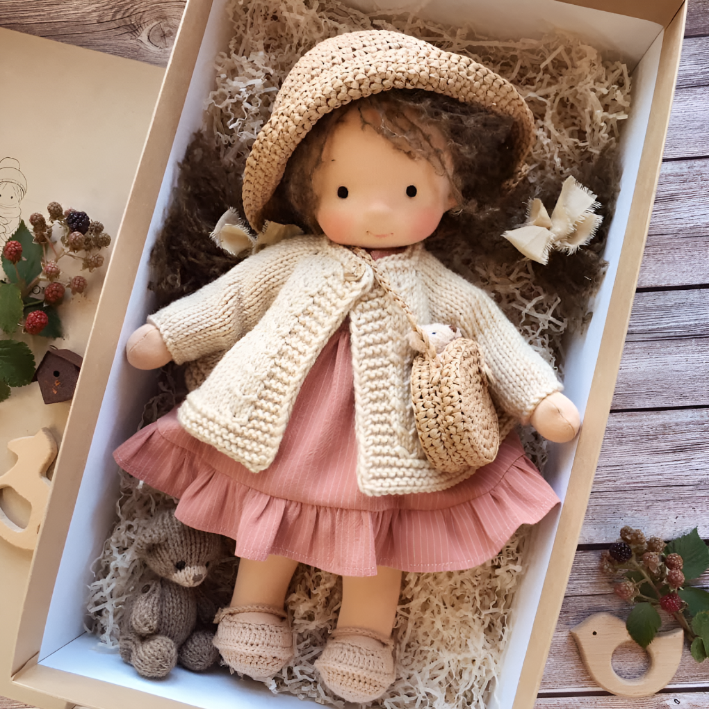 Poupée Waldorf câline avec gilet en maille douce