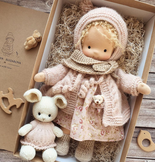 Poupée Waldorf faite à la main en tissu doux - jouet créatif pour enfants