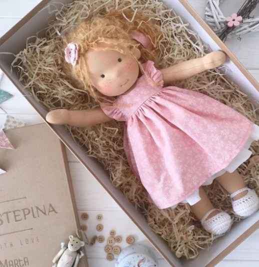 Poupée Waldorf faite à la main en tissu doux - jouet créatif pour enfants