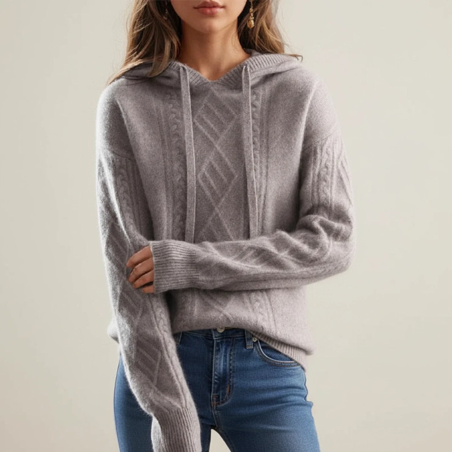 Pull à capuche douillet en maille torsadée pour femme