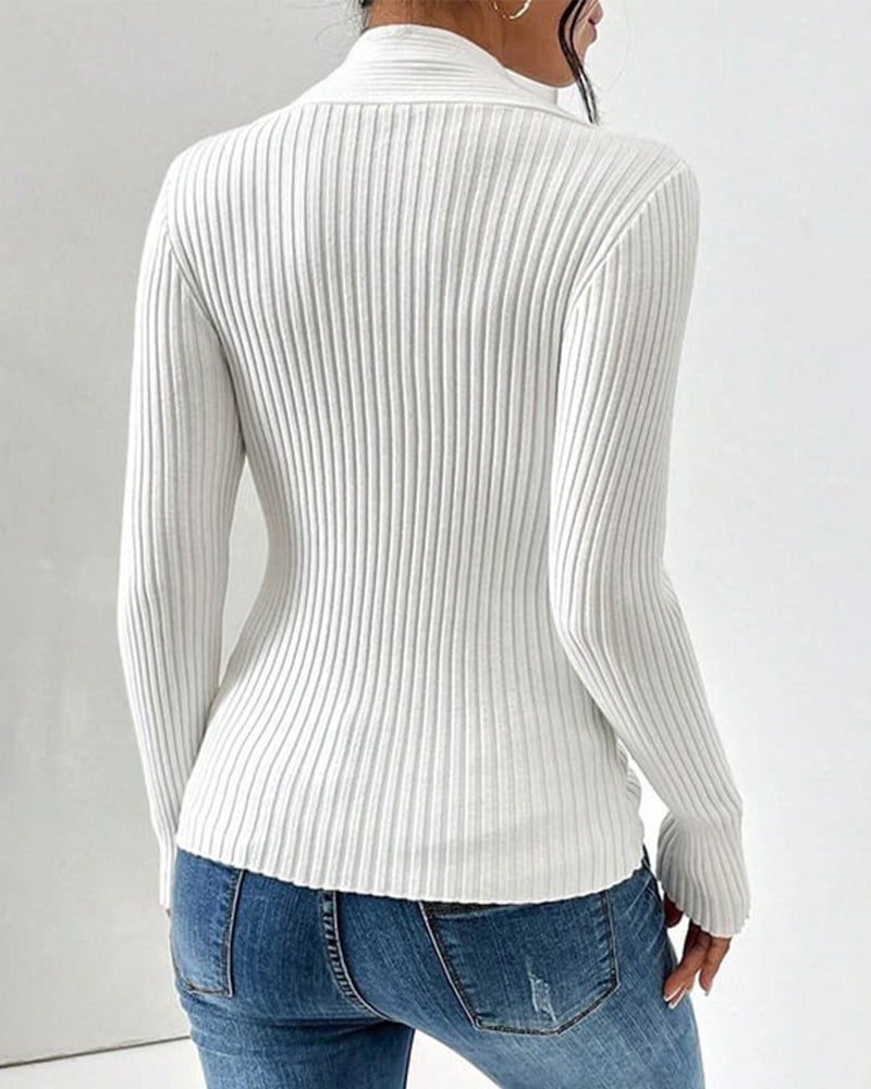 Pull côtelé à col V avec torsade devant femme