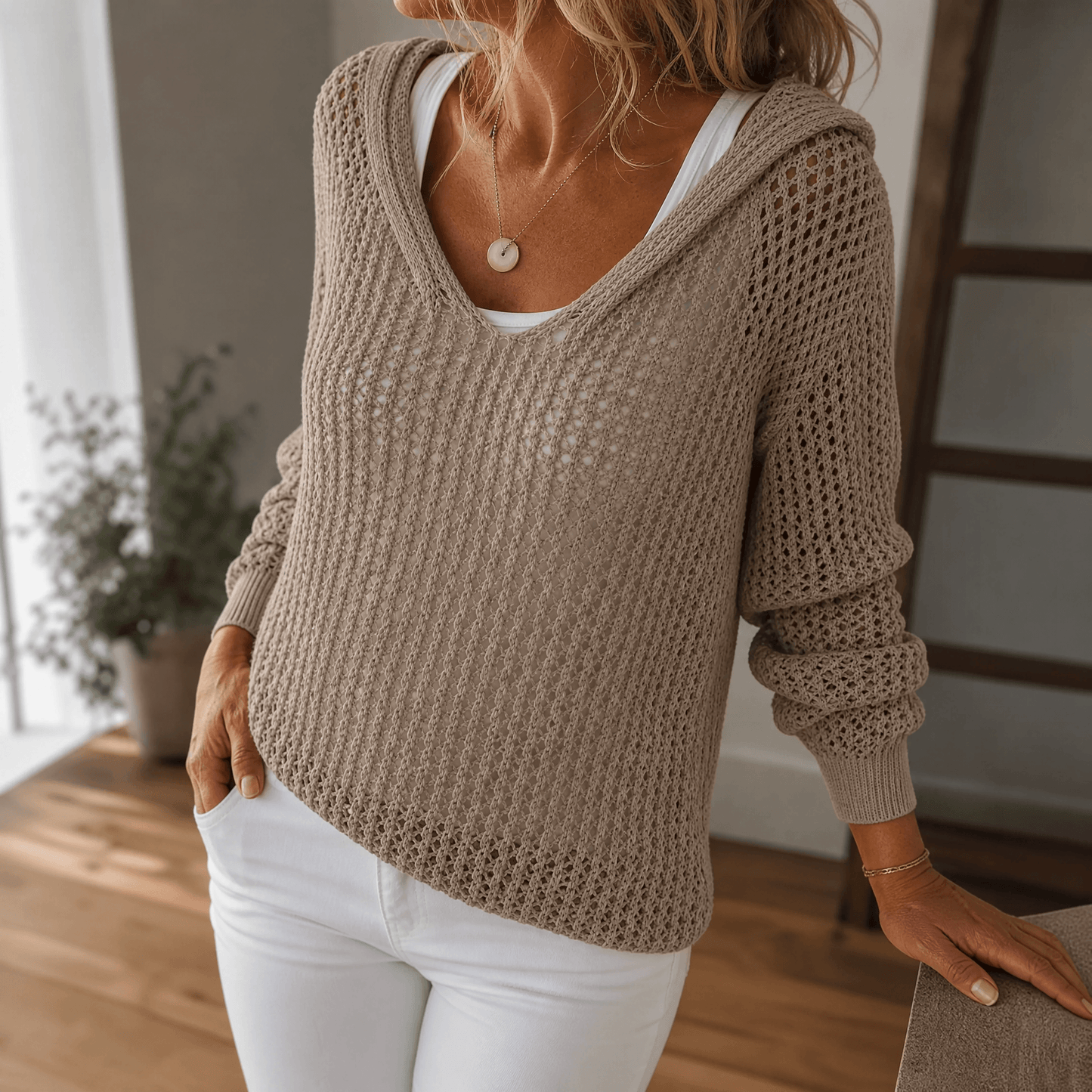 Pull femme à capuche en maille ajourée