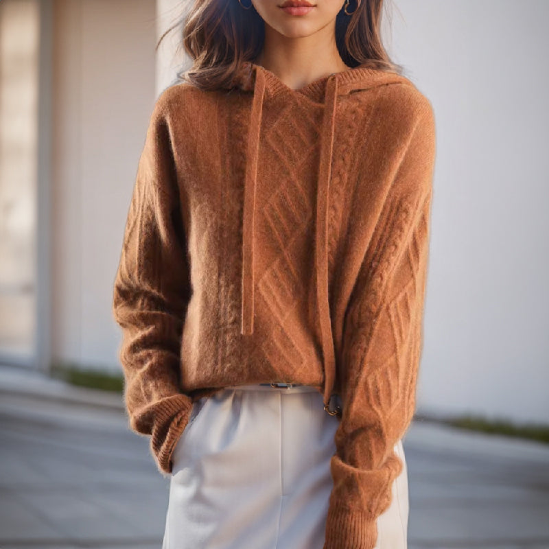 Pull femme à capuche en maille torsadée