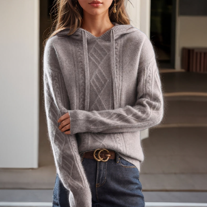 Pull femme à capuche en maille torsadée