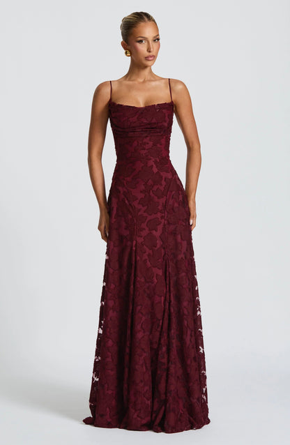 Robe longue élégante en dentelle dos nu