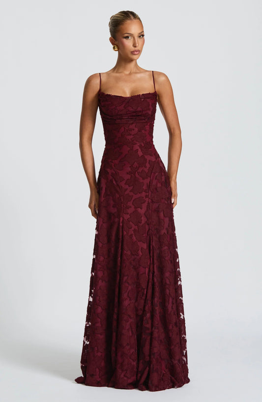 Robe longue élégante en dentelle dos nu