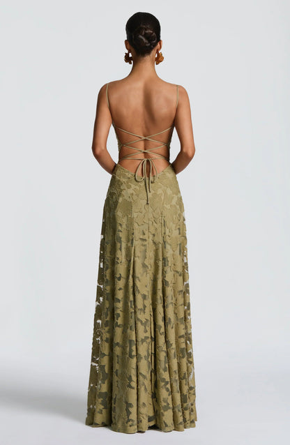 Robe longue élégante en dentelle dos nu