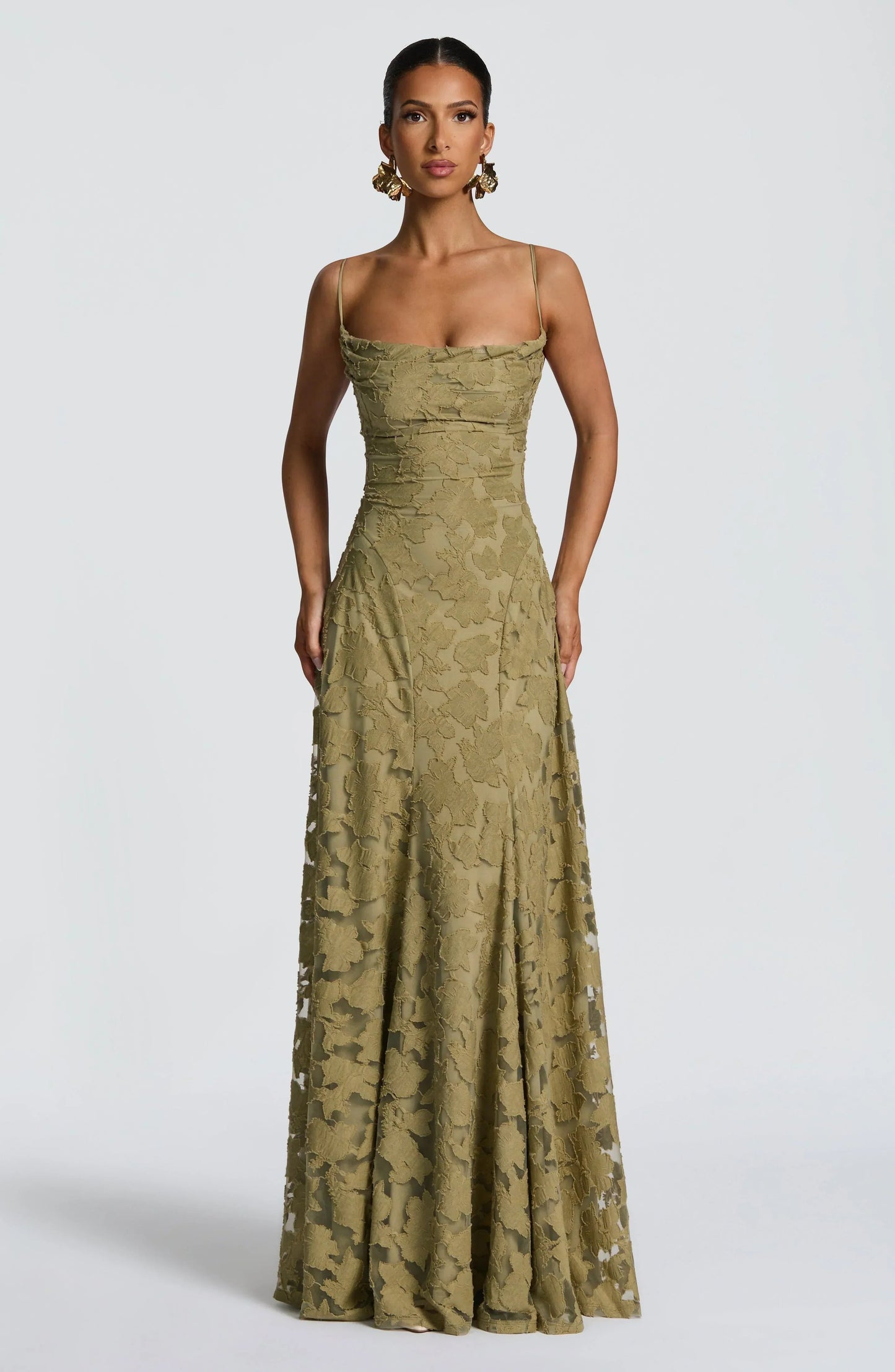 Robe longue élégante en dentelle dos nu