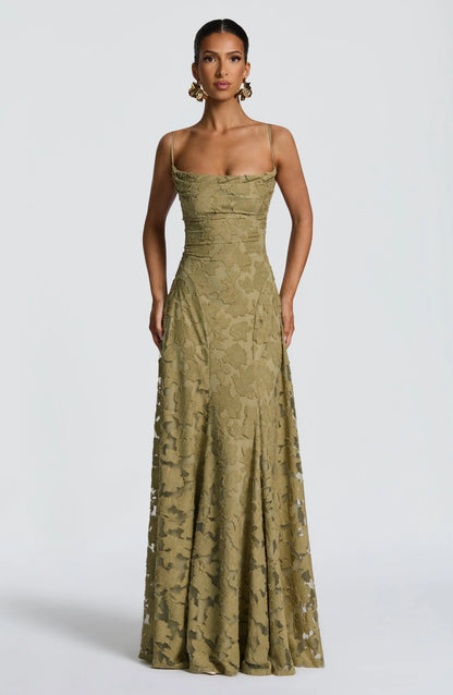 Robe longue élégante en dentelle dos nu