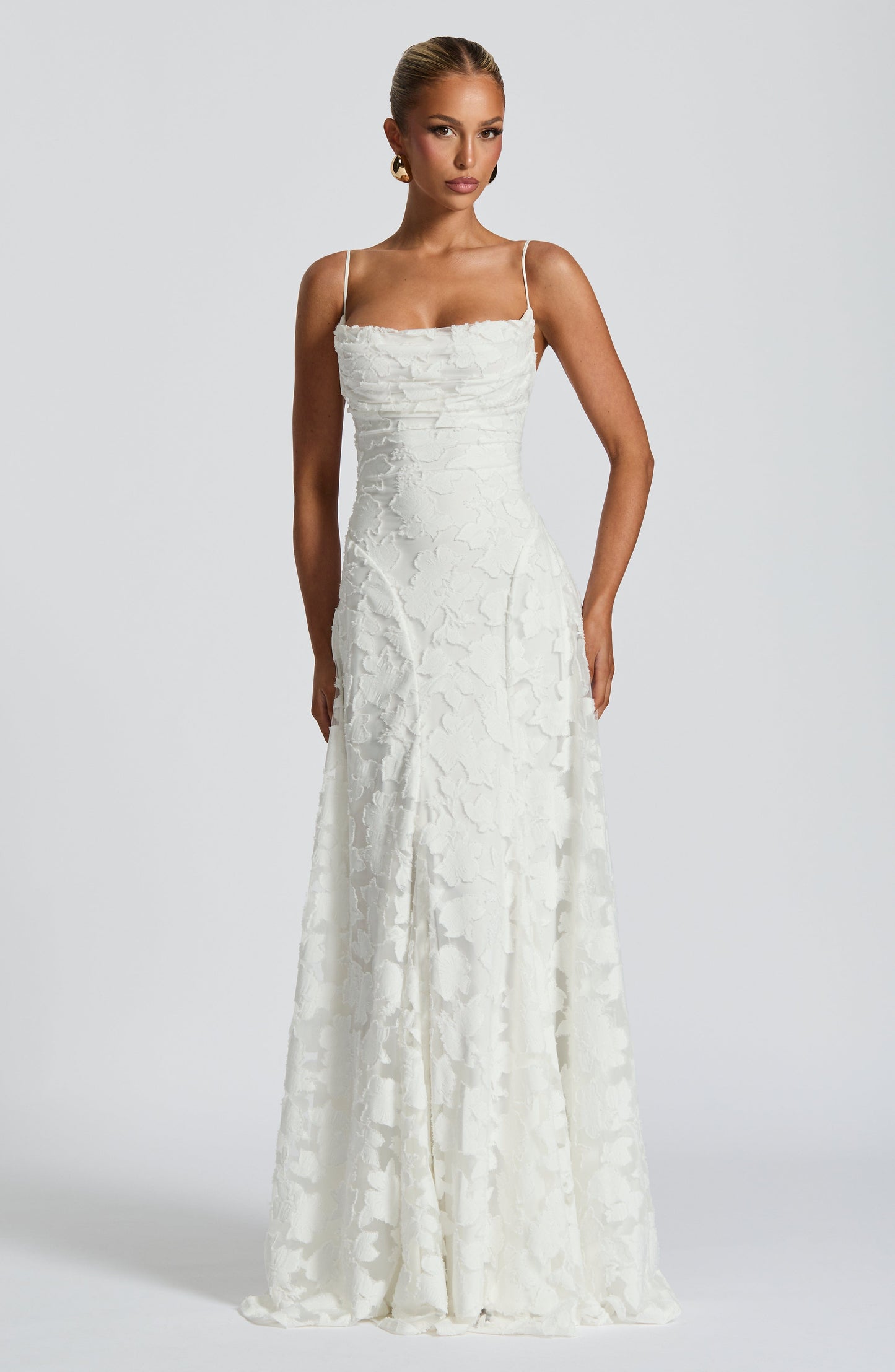 Robe longue élégante en dentelle dos nu