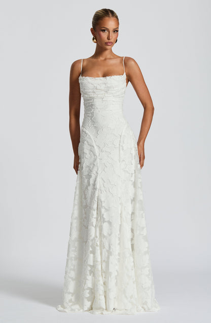 Robe longue élégante en dentelle dos nu