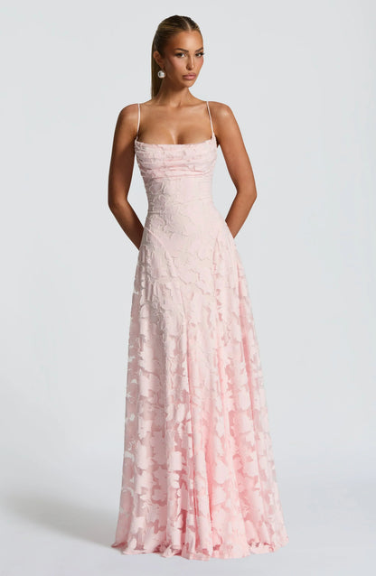 Robe longue élégante en dentelle dos nu