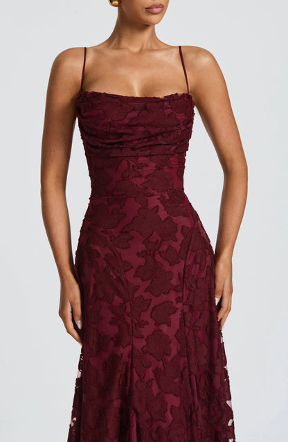 Robe longue élégante en dentelle dos nu