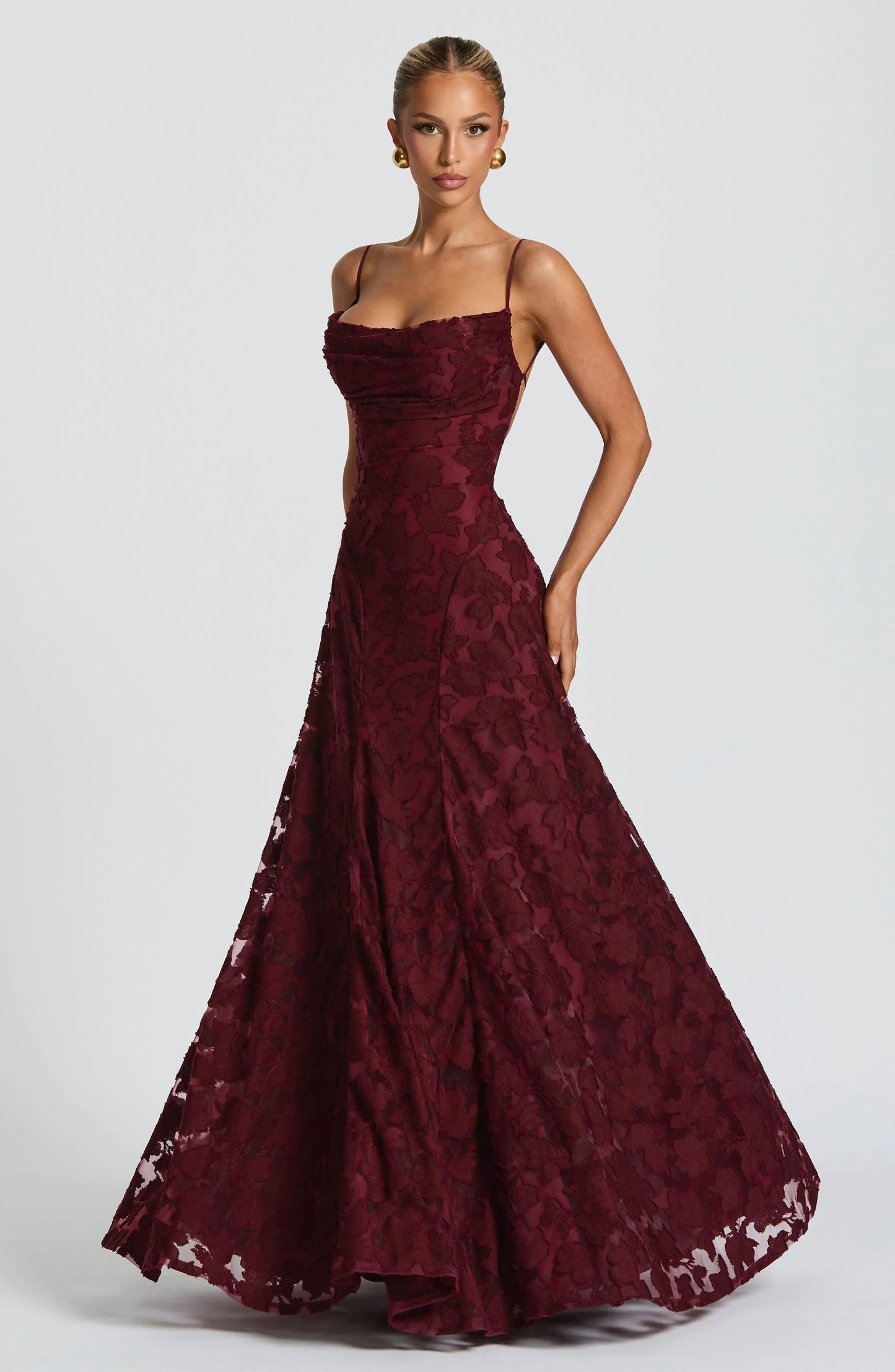Robe longue élégante en dentelle dos nu