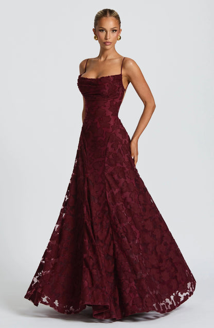 Robe longue élégante en dentelle dos nu