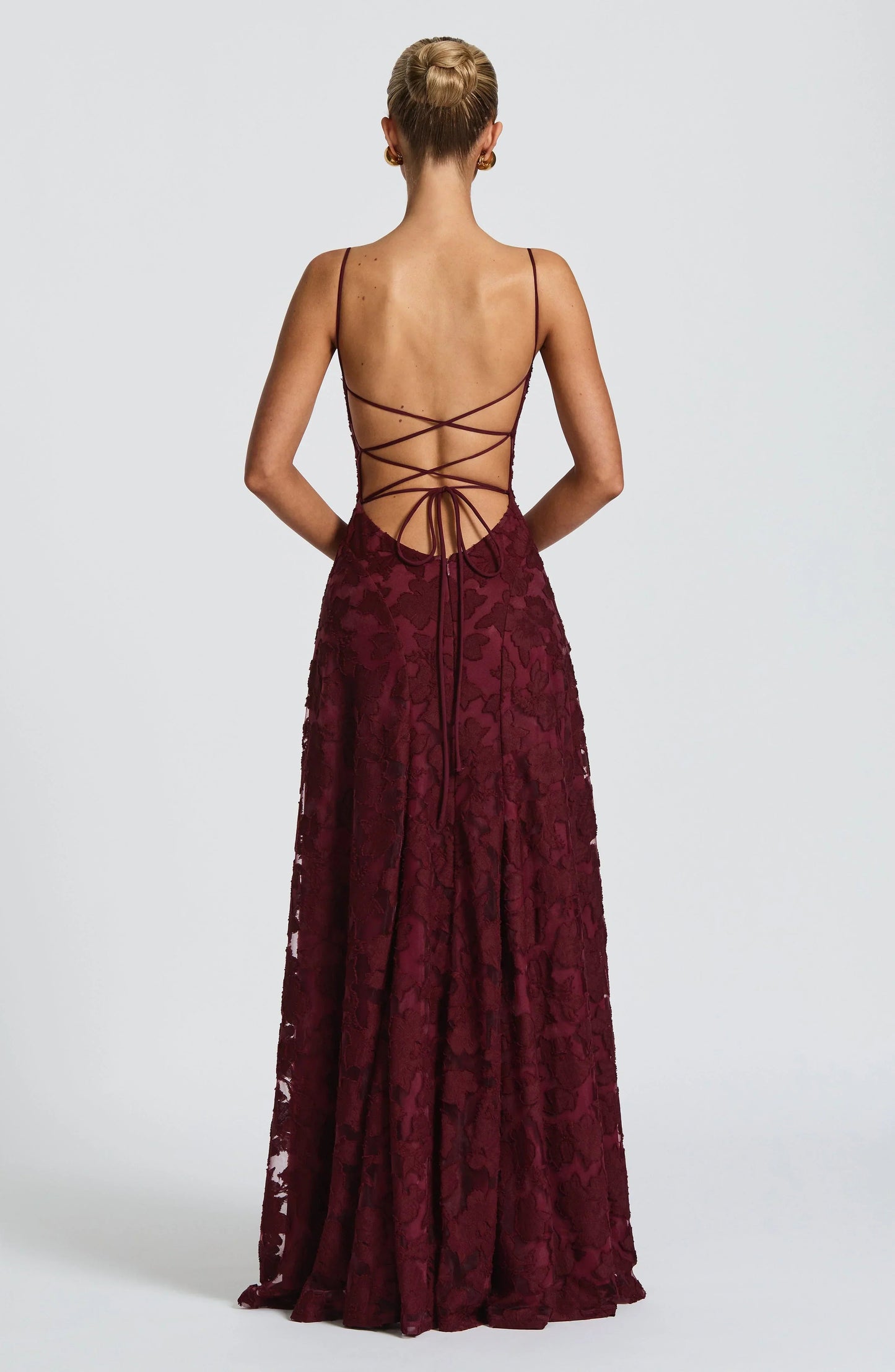 Robe longue élégante en dentelle dos nu