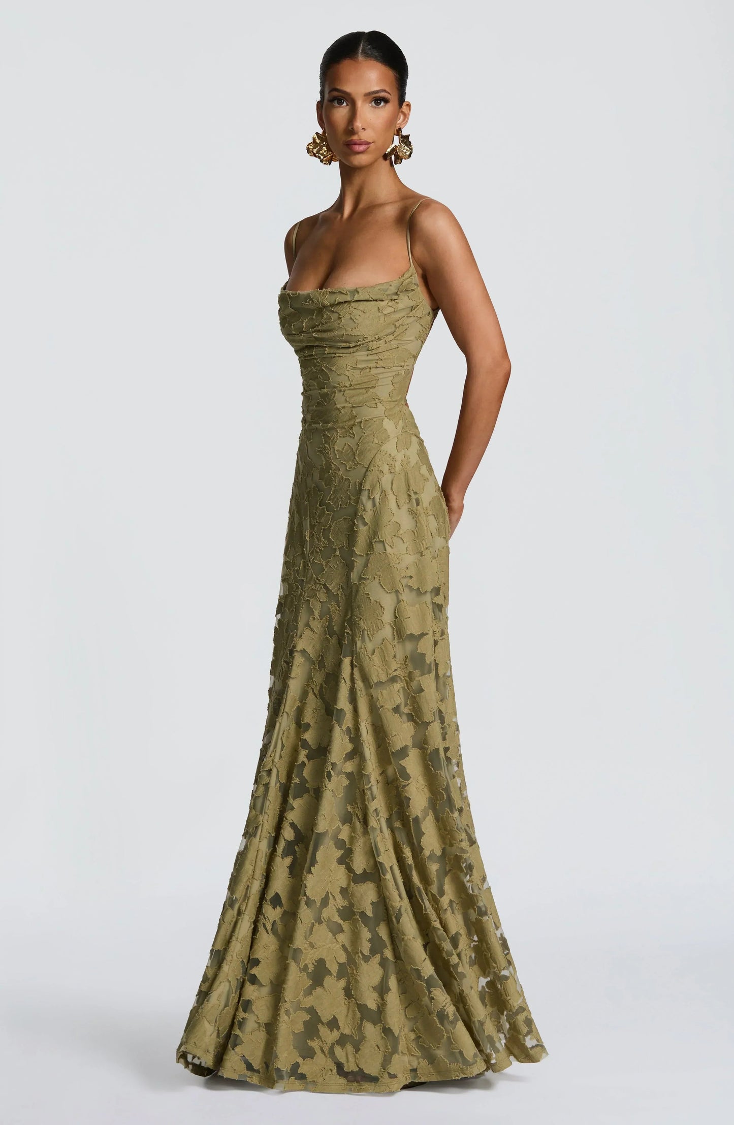 Robe longue élégante en dentelle dos nu