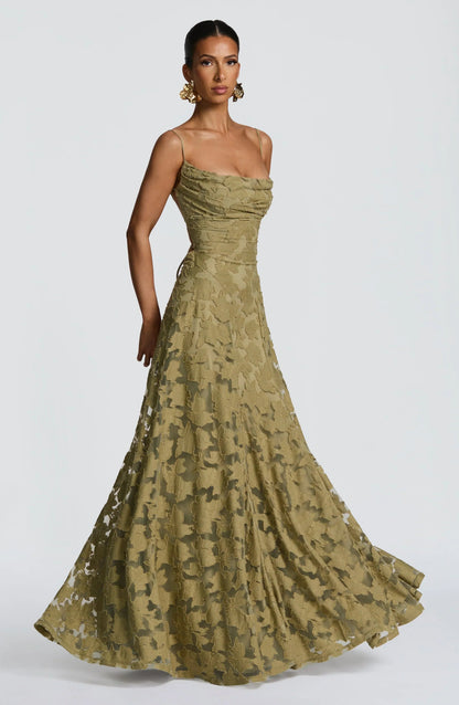 Robe longue élégante en dentelle dos nu