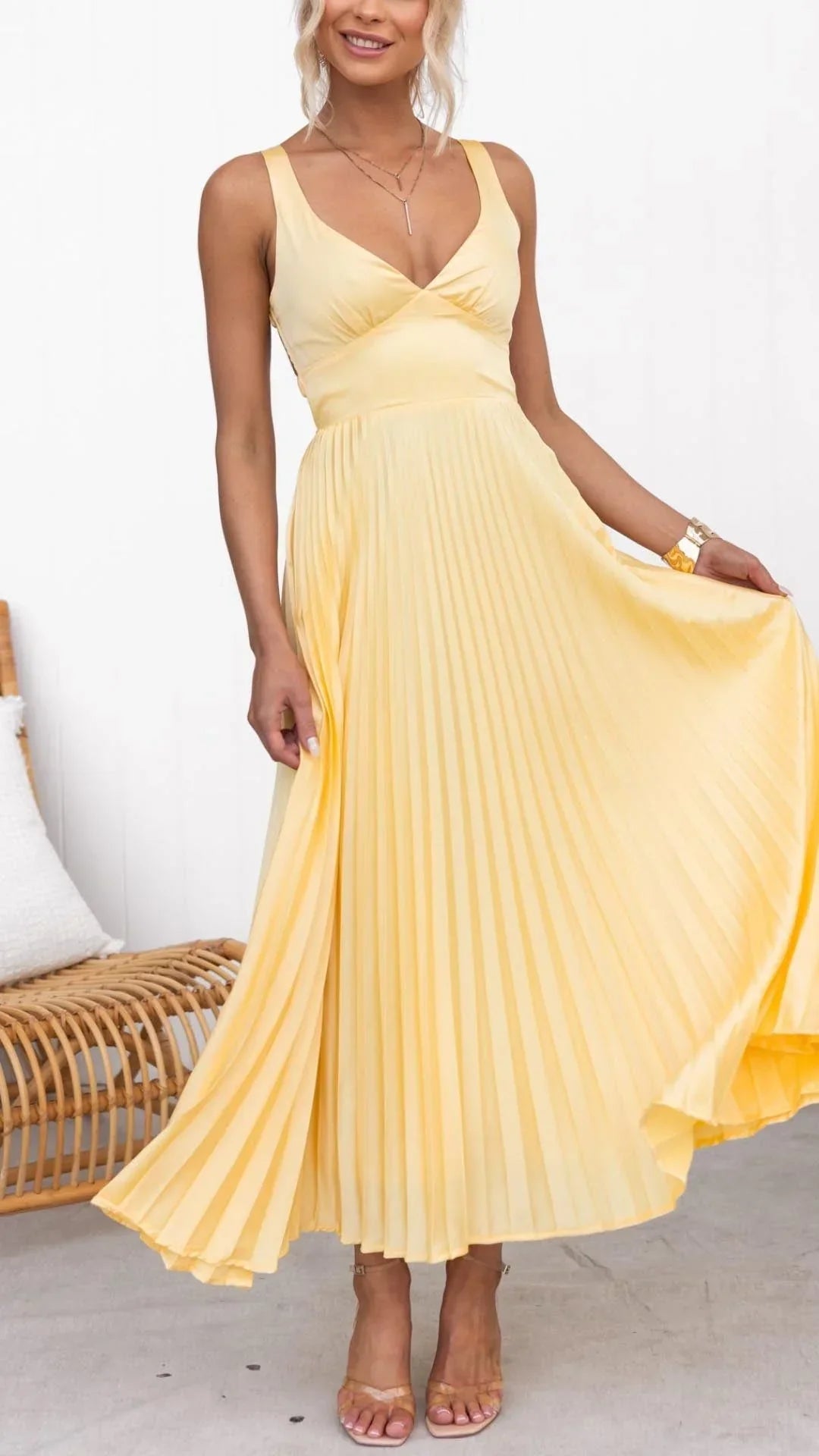 Robe longue élégante plissée jaune à décolleté en V