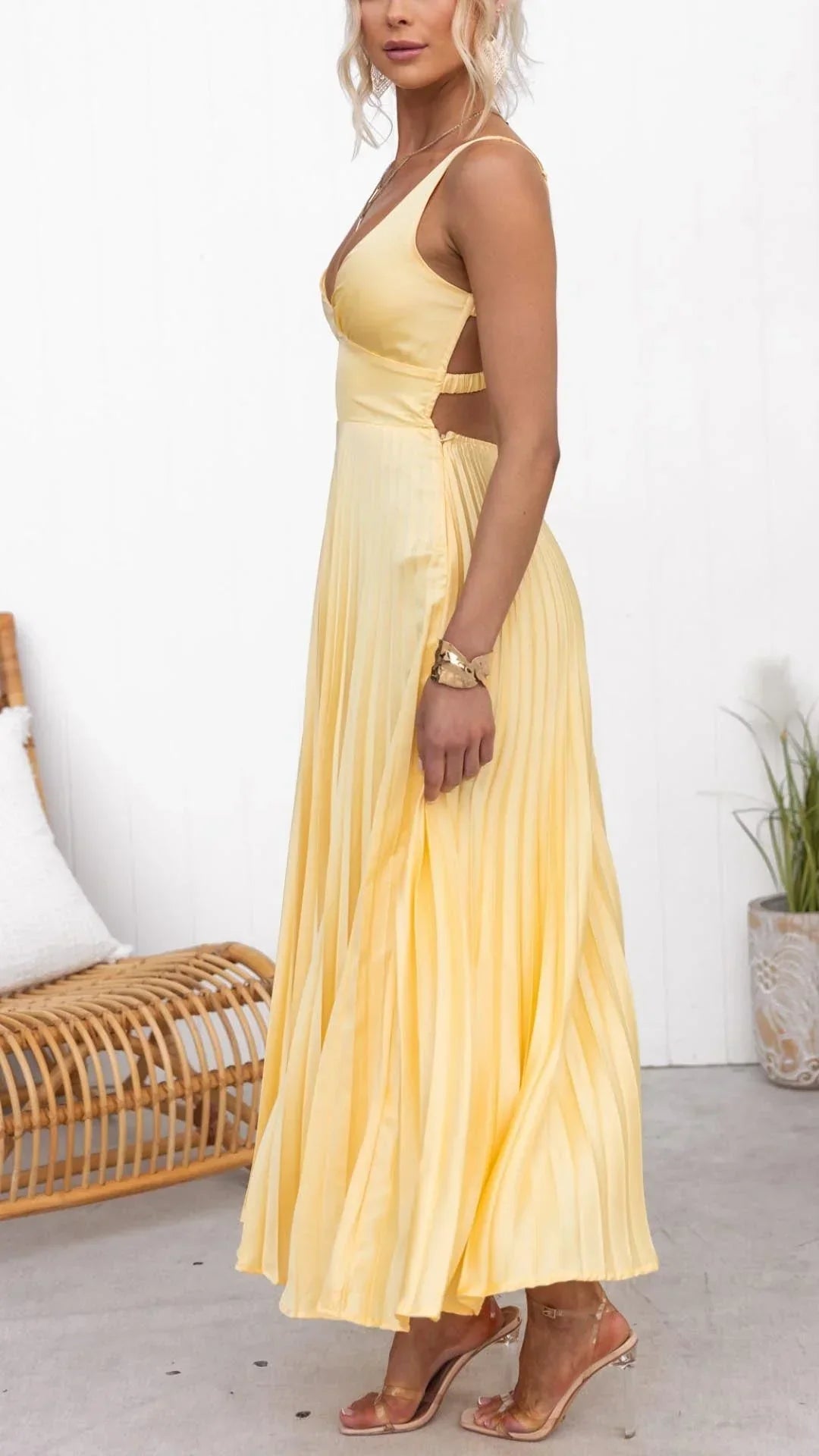 Robe longue élégante plissée jaune à décolleté en V