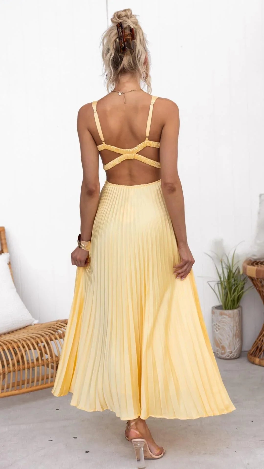 Robe longue élégante plissée jaune à décolleté en V