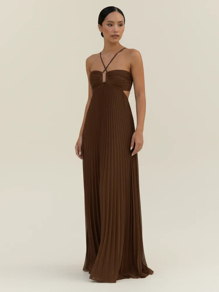 Robe longue plissée élégante à dos nu et à encolure américaine