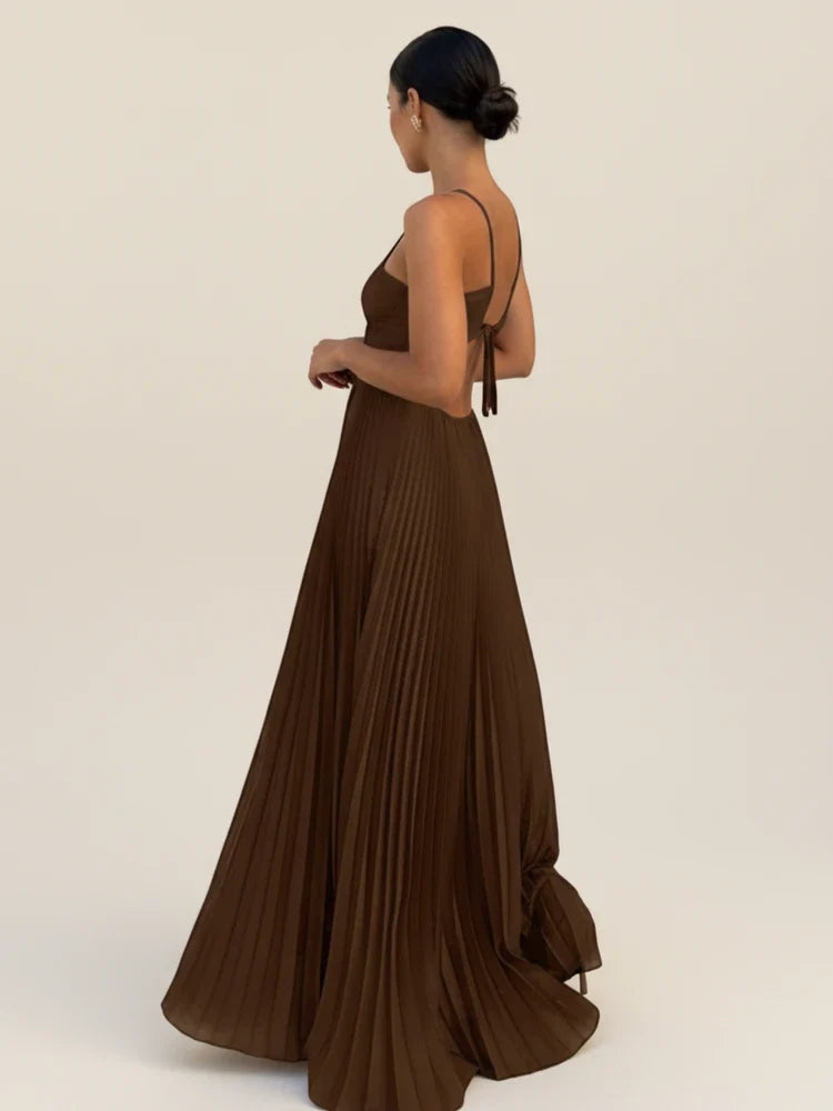 Robe longue plissée élégante à dos nu et à encolure américaine