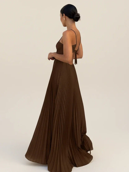 Robe longue plissée élégante à dos nu et à encolure américaine
