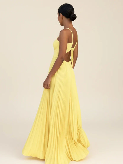 Robe longue plissée élégante à dos nu et à encolure américaine
