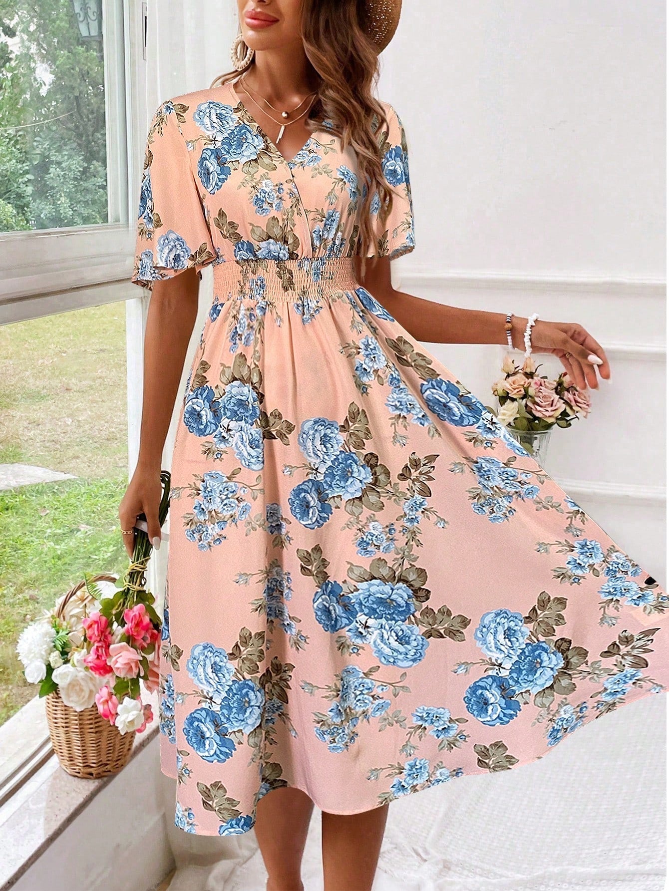 Robe midi cintrée et évasée à col en V pour femme