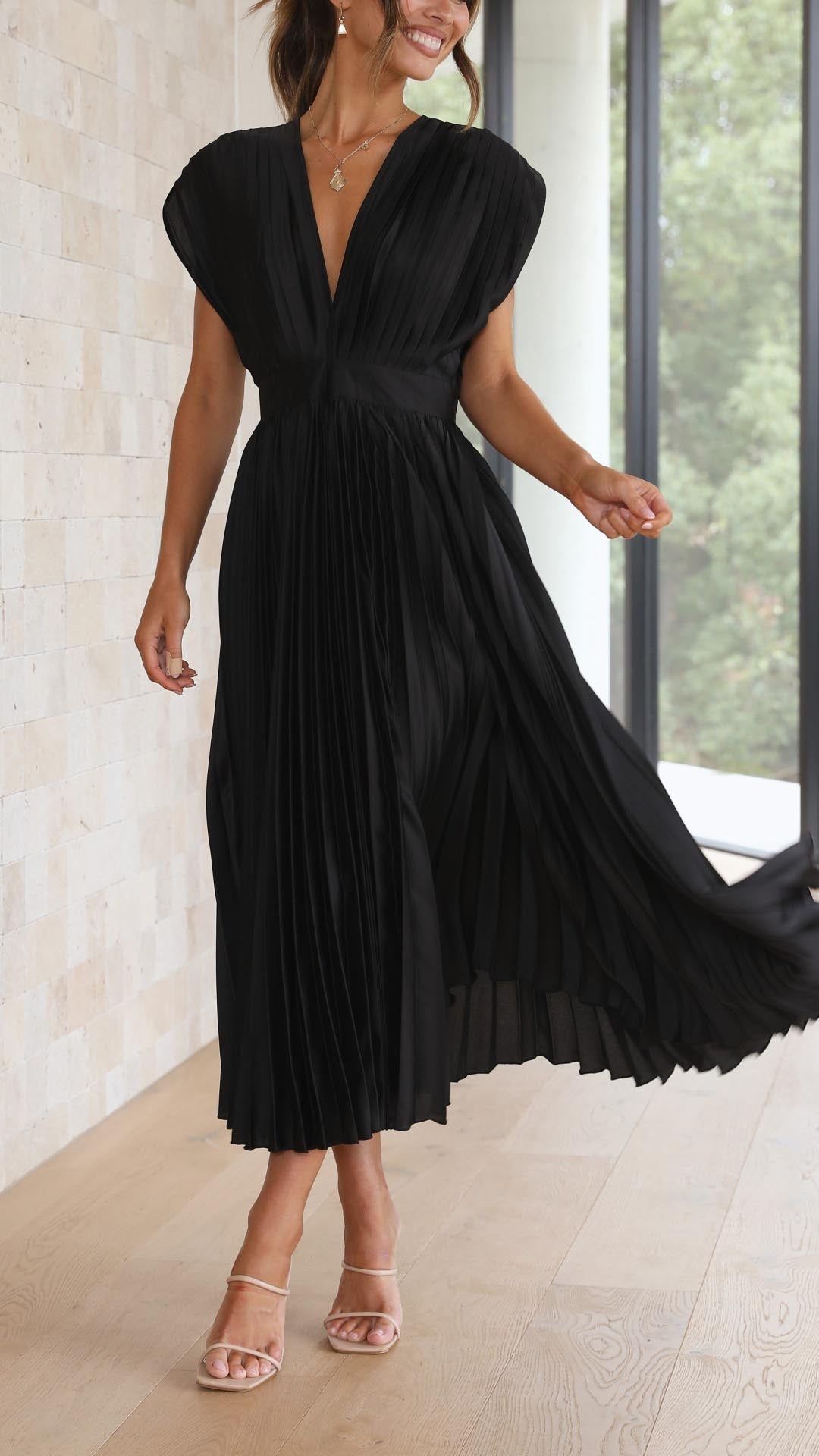 Robe midi cintrée et évasée à col en V pour femme