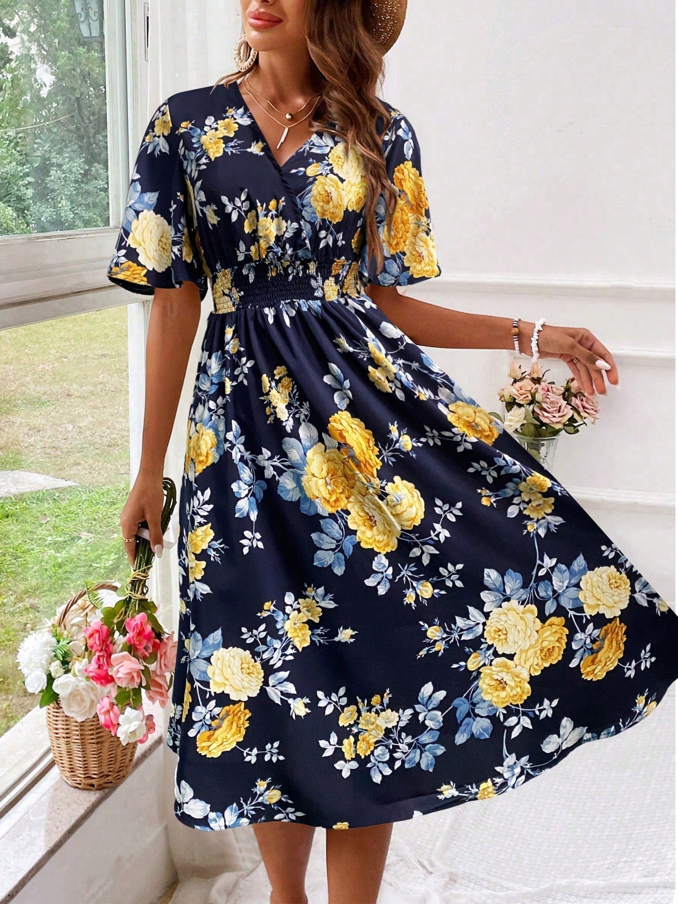 Robe midi cintrée et évasée à col en V pour femme
