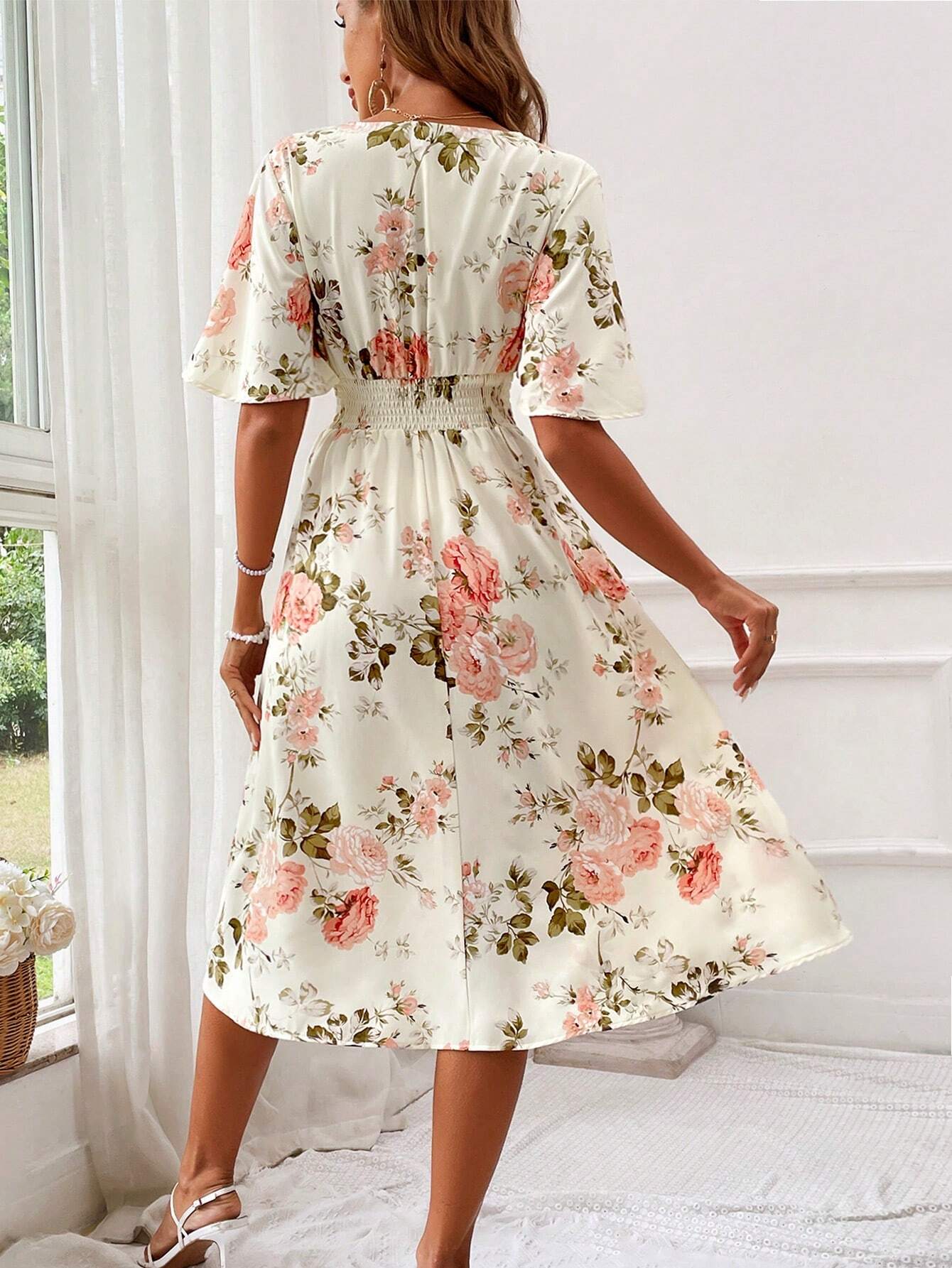 Robe midi cintrée et évasée à col en V pour femme