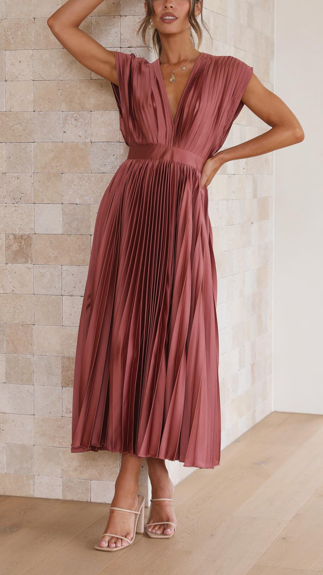 Robe midi cintrée et évasée à col en V pour femme