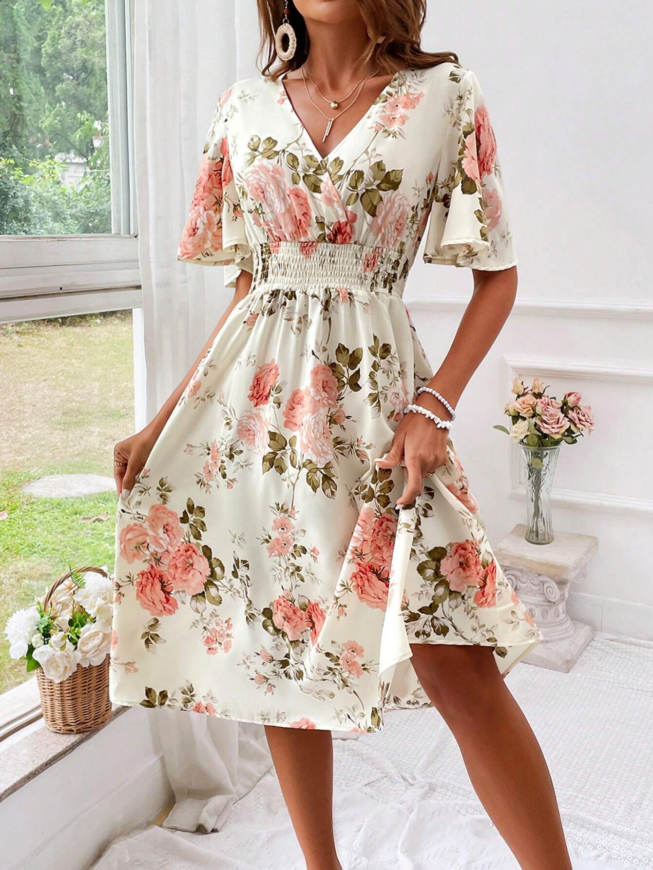 Robe midi cintrée et évasée à col en V pour femme