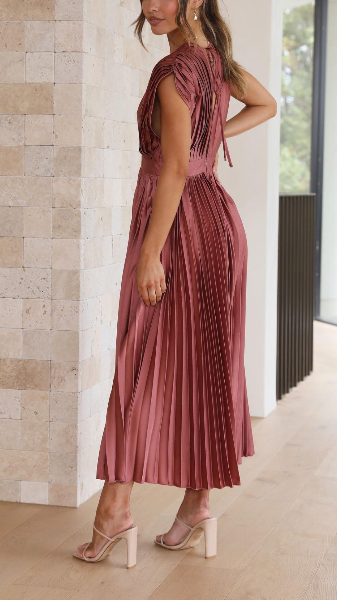 Robe midi cintrée et évasée à col en V pour femme